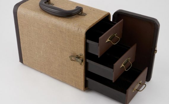 Portable filing case made of wood, covered with li (Portable filing case)